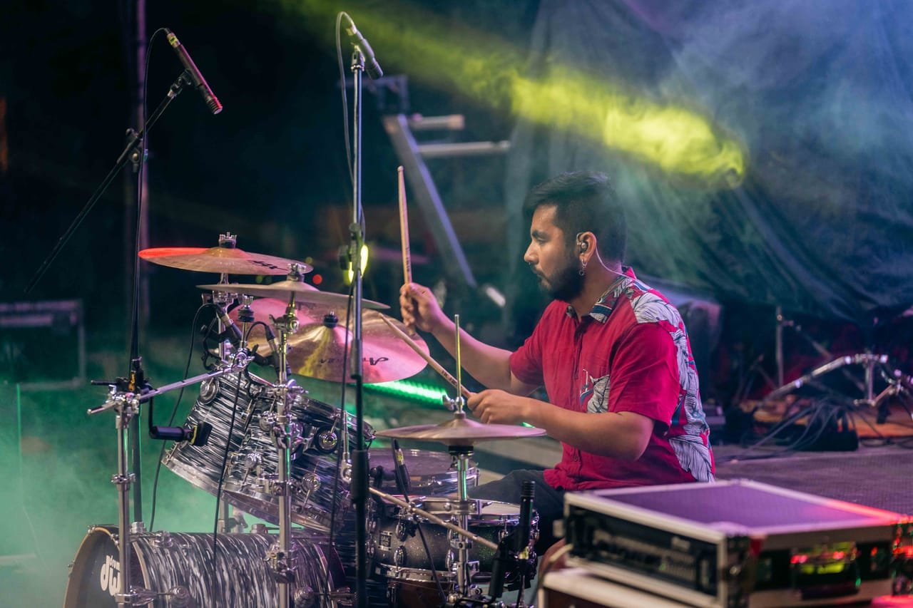 Baterista Sinapsis Retórica en vivo